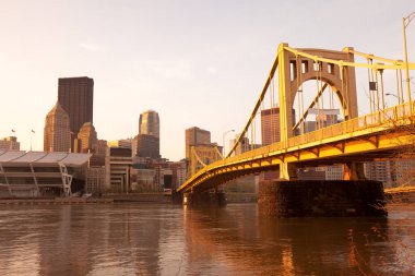 Rachel Carson Köprüsü Allegheny Nehri üzerinde şehir merkezi silueti, Pittsburgh, Pennsylvania, ABD.
