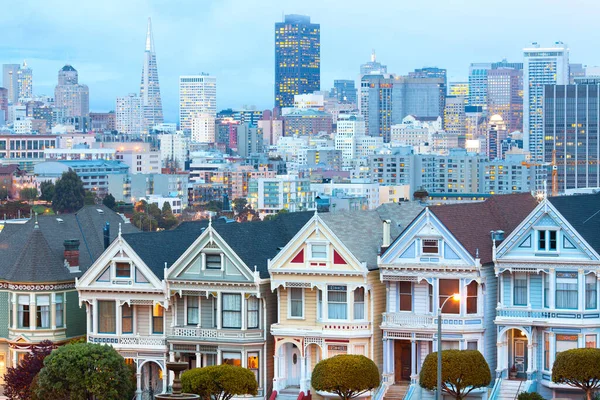 Tradycyjne Wiktoriańskie Domy Alamo Square Centrum San Francisco Kalifornia Usa — Zdjęcie stockowe