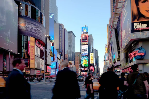 New York New York Stati Uniti Traffico Persone Cartelli Pubblicitari — Foto Stock