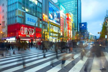 Akihabara Elektrik Kasabası, Tokyo, Kanto Bölgesi, Honshu, Japonya - Akihabara Elektrik Kasabası 'nın hareketli bölgesinde bir cadde kavşağındaki insanların hareket bulanıklığı.
