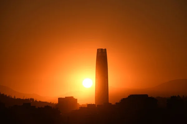 Slunce Zapadá Mrakodrap Santiagu Chile — Stock fotografie