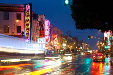 San Francisco, California, ABD - Broadway Bulvarı 'ndaki gece kulüplerinin işaretleri.