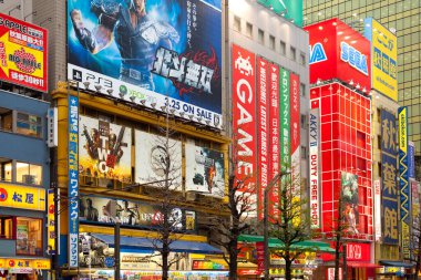 Akihabara Elektrik Kenti, Tokyo, Kanto Bölgesi, Honshu, Japonya - Akihabara Elektrik Kasabası 'nın hareketli mahallesindeki video oyunu mağazalarında reklam panoları.