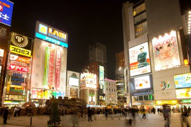 Shinbashi, Tokyo, Kanto Bölgesi, Honshu, Japonya - Shinbashi İstasyonu dışındaki SL Meydanı gece görüşü.