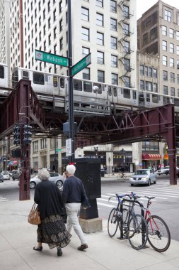 Chicago, Illinois, ABD - Şehir merkezindeki The Loop 'ta şehir hayatı. 