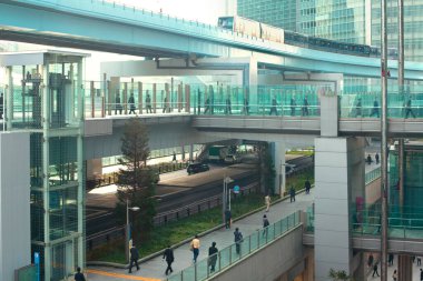 Shiodome Bölgesi, Shimbashi, Tokyo, Kanto Bölgesi, Honshu, İşçiler ve modern iş ve ofis alanlarında yükseltilmiş raylar.