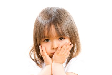 Beyaz arka planda elleri önde olan iki yaşında bir kız..