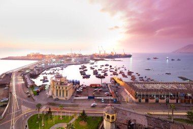Iquique, Tarapaca Bölgesi, Şili - Kuzey Şili 'nin alacakaranlıkta Iquique Limanı.