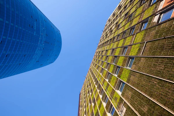 サンティアゴ 首都圏 近代的なスカイスクレーパーとラス コンデス地区の緑のファサードの革新的なシステムを持つ建物 — ストック写真