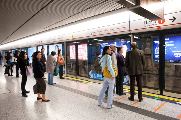 Hongkong China Asien Menschen Warten Einer Station Des Bahn Transportsystems — Stockfoto