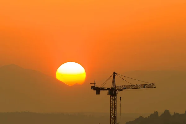 沈みゆく太陽に対する建築物の塔のシルエット — ストック写真