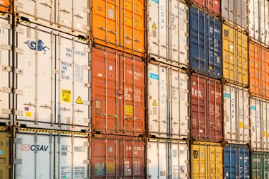 Iquique, Tarapaca Bölgesi, Şili - Iquique limanındaki konteynır yığınına yakın çekim.