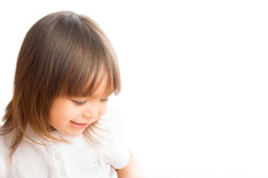 Gülümseyen iki yaşında bir kız..