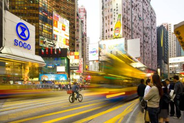 Causeway Körfezi Bölgesi, Hong Kong Adası, Hong Kong, Çin - Otobüsler arasında bir bisikletçi ile kalabalık Causeway Körfezi bölgesinde sokak sahnesi.