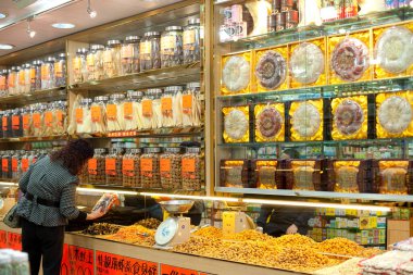 Merkez bölge, Hong Kong adası, Hong Kong, Çin, Asya - Geleneksel kuru gıda mağazasından alışveriş yapan bir kadın.