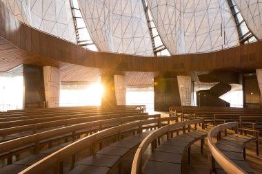 Santiago, Metropolitana Bölgesi, Şili - Dünyada ve Güney Amerika 'da ilk olarak And Dağları eteklerinde yer alan sekiz Bahai tapınağının içi.