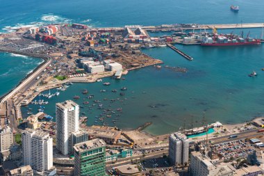 Iquique, Tarapaca Bölgesi; Şili - Şili 'nin kuzeyindeki Iquique liman şehrinin Atacama Çölü kıyılarındaki havadan görünüşü.