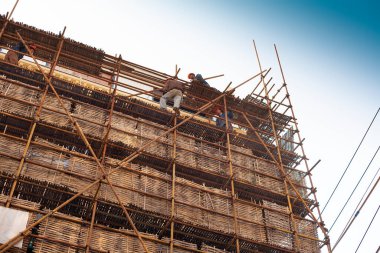 Şangay, Çin, Asya - Geleneksel Çin iskelelerinde çalışan işçiler bir binayı sarıyorlar.