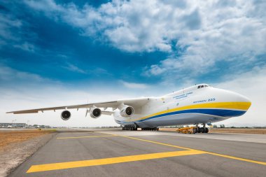 Santiago de Chile, Metropolitan Region, Şili, Güney Amerika - Antonov 225 AN-225 olarak da bilinir ve dünyanın en büyük uçağı, Santiago uluslararası havaalanının pistine büyük bir yük taşıdığı için indi...