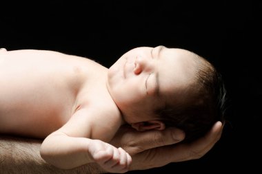 Babasının elinde, siyah bir geçmişi olan yeni doğmuş bir kız bebek..