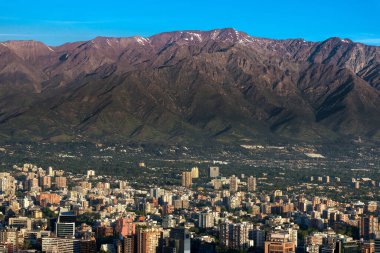 And Dağları, Şili 'nin Santiago bölgesindeki Providencia' nın zengin binalarıyla çevrilidir..
