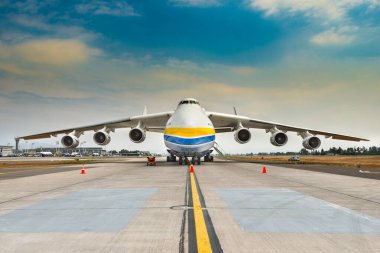 Santiago de Chile, Metropolitan Region, Şili, Güney Amerika - Antonov 225 AN-225 olarak da bilinir ve dünyanın en büyük uçağı, Santiago uluslararası havaalanının pistine büyük bir yük taşıdığı için indi...