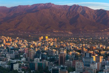 Güney Amerika, Santiago 'daki Los Andes Dağları' nın Providencia bölgesinin panoramik manzarası