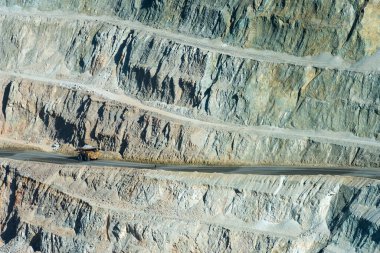 Peru 'da bakır madeninde toprak bir yolda büyük bir çöp kamyonu.
