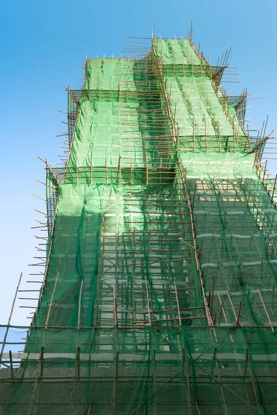 香港の竹製の伝統的な中国の足場に包まれた建物 — ストック写真