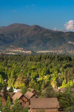 La Dehesa 'nın manzarası, Santiago de Chile' in kuzey doğu yakasında çok zengin ve seçkin bir mahalle..