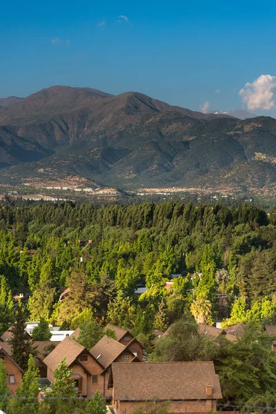 La Dehesa 'nın manzarası, Santiago de Chile' in kuzey doğu yakasında çok zengin ve seçkin bir mahalle..