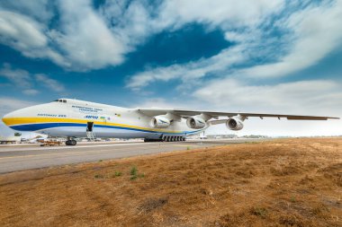 Santiago de Chile, Metropolitan Region, Şili, Güney Amerika - Antonov 225 AN-225 olarak da bilinir ve dünyanın en büyük uçağı, Santiago uluslararası havaalanının pistine büyük bir yük taşıdığı için indi...