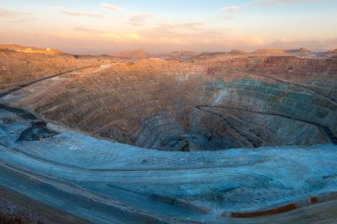 Peru 'daki bir bakır madeninin üstünden bak