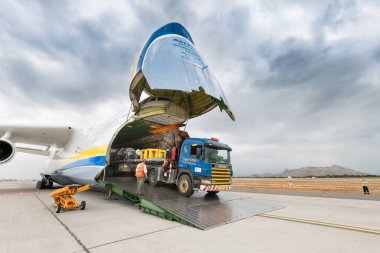 Santiago de Chile, Metropolitan Region, Güney Amerika - Antonov 225 'e giden ve dünyanın en büyük uçağı olarak bilinen büyük bir kargo kamyonu Santiago uluslararası havaalanının pistine indi..