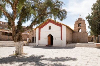 Ana kilise ve Ayquina Meydanı. Kuzey Şili 'deki Atacama Çölü' nün ortasında küçük bir köy..