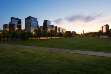Nueva Las Condes 'deki binalar, Araucano Park' ın yanındaki Las Condes bölgesinde yeni bir finans ve iş merkezi, Santiago de Chile