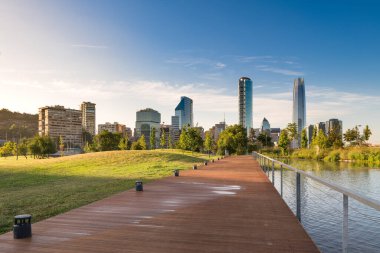 Parque Bicentenario, Santiago de Chile 'den Vitacura ve Providencia bölgelerindeki gökdelenler.