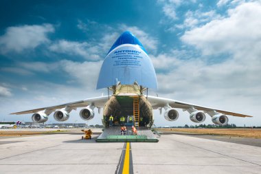 Santiago de Chile, Metropolitan Bölgesi, Şili, Güney Amerika - Antonov 225 AN-225 olarak da bilinir ve dünyanın en büyük uçağı, burun yukarı rampası ile kargo için hazırdır..