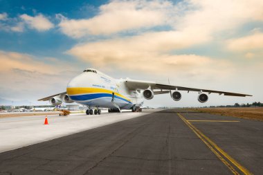 Santiago de Chile, Metropolitan Region, Şili, Güney Amerika - Antonov 225 AN-225 olarak da bilinir ve dünyanın en büyük uçağı, Santiago uluslararası havaalanının pistine büyük bir yük taşıdığı için indi..