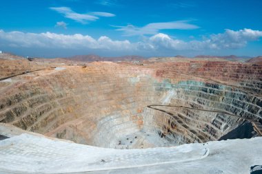 Peru 'daki bir bakır madeninin üstünden bak