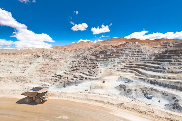 从上面看智利的一个露天铜矿 免版税图库照片