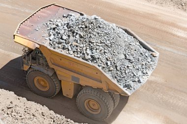 Bakır madeninde mineralle dolu büyük bir çöp kamyonunun manzarası..