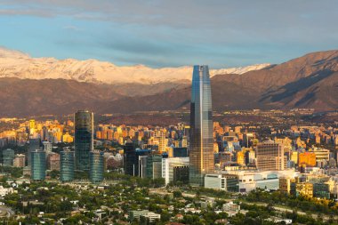 Santiago de Chile 'in Skyline' ı And Dağları 'nın eteklerinde ve Providencia bölgesindeki binalarda..