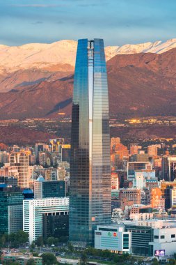 Santiago, Metropolitana Bölgesi, Şili - Büyük Torre Santiago, Latin Amerika 'nın en yüksek binası, 64 katlı, And Dağları' nın arkasında kayak merkezleri manzaralı bir gökdelen..