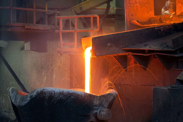 在智利的铜冶炼厂中注入熔融的铜 图库照片