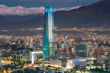 Santiago de Chile 'in Skyline' ı And Dağları 'nın eteklerinde ve Providencia bölgesindeki binalarda..
