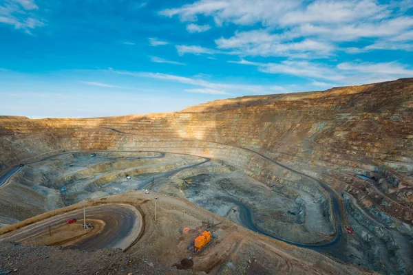 从上面看智利一个露天铜矿的矿坑 免版税图库图片