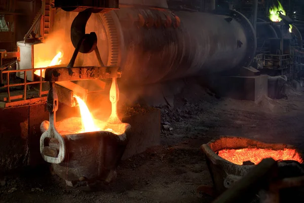 在智利的铜冶炼厂中注入熔融的铜 免版税图库图片