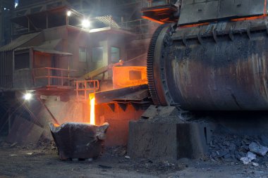 Şili 'deki Bakır Dökümcüye erimiş bakır dökülüyor.