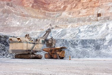 Peru 'da bakır madeninde elektrikli ip kamyonu dolduruyor.